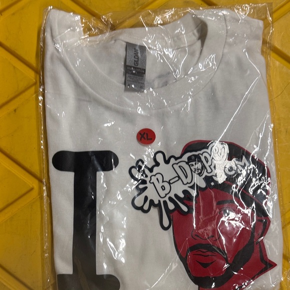 Gildan Other - Gildan White T-Shirt with Red and Black Graphic